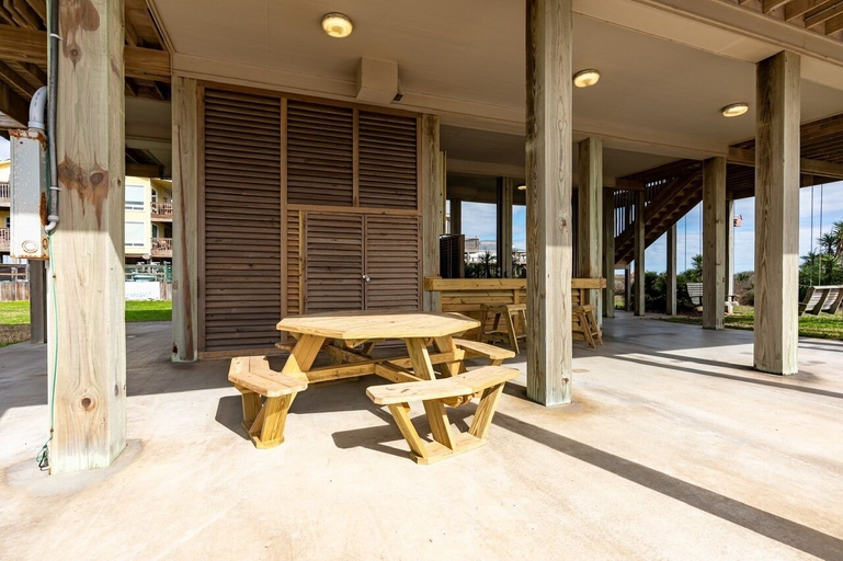 Outdoor dining 4, #justawavin' 3 Bedroom Home by RedAwning, Galveston