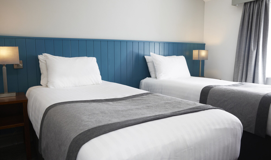 Bedroom 3, Caledonian Hotel By Greene King Inns, Fife
