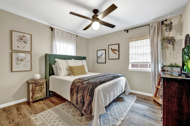 Bedroom 2, Amazing Haus With Fire Pit! - 2 Mins to Main St!, Gillespie