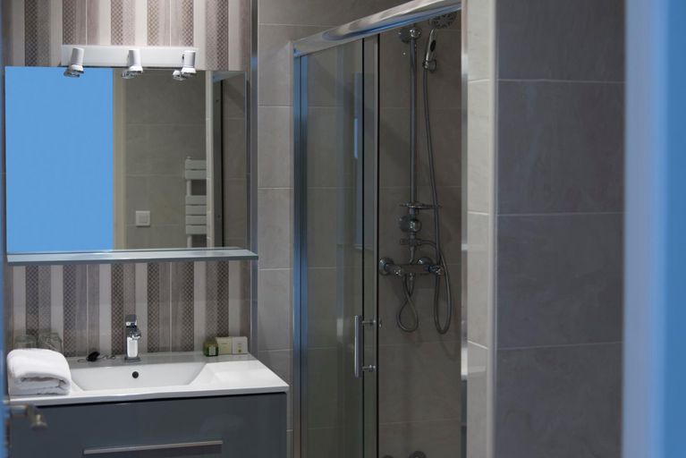 Bathroom 4, Logis Grand Hotel Pelisson, Dordogne