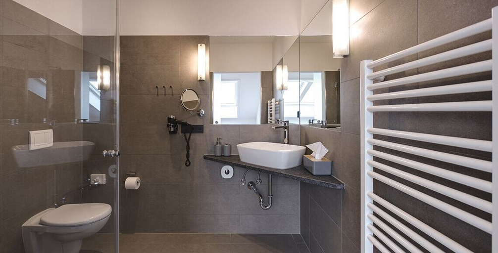 Bathroom 4, Landhotel Edelfinger Hof, Main-Tauber-Kreis