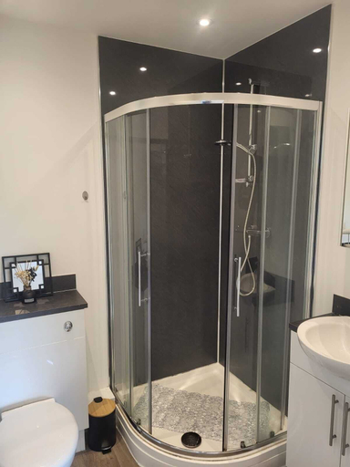 Bathroom 2, Hampstall Inn Flats, Worcestershire
