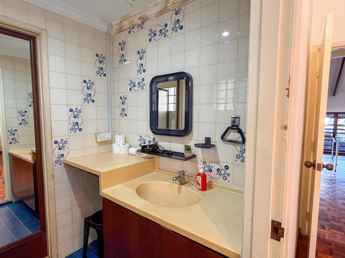 Bathroom 10