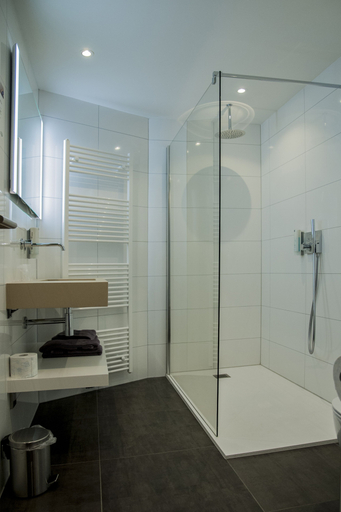 Bathroom 3, Dekkers Hotel, Woensdrecht