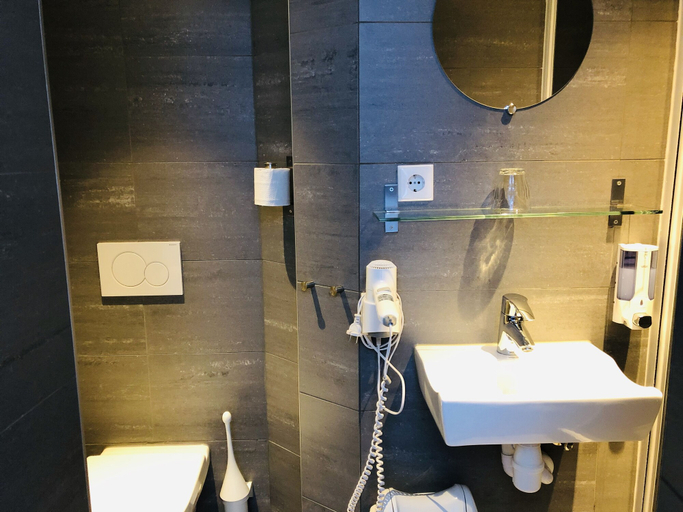 Bathroom 5, Hotel de Prince, Nijmegen