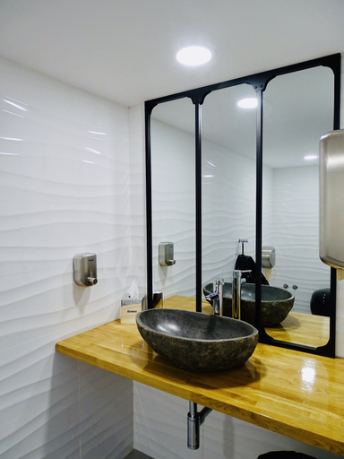 Bathroom 5, Hotel Poveira, Porto