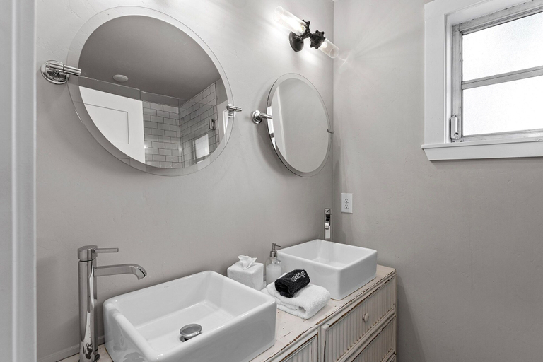 Bathroom 4, Behrends Family Homestead, Gillespie