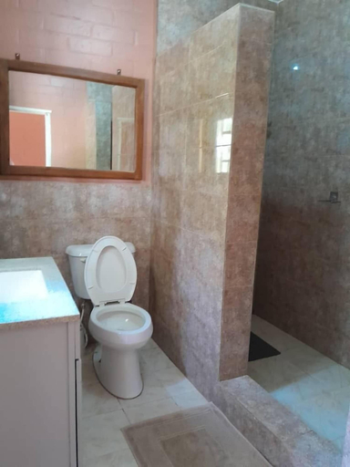 Bathroom, Riverside Lodge Bansang, Sami