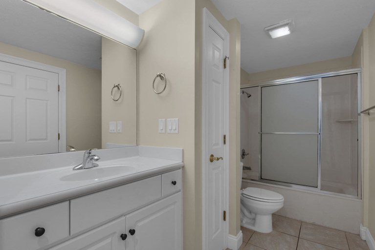 Bathroom 4, Treasure Island 0111, Bay