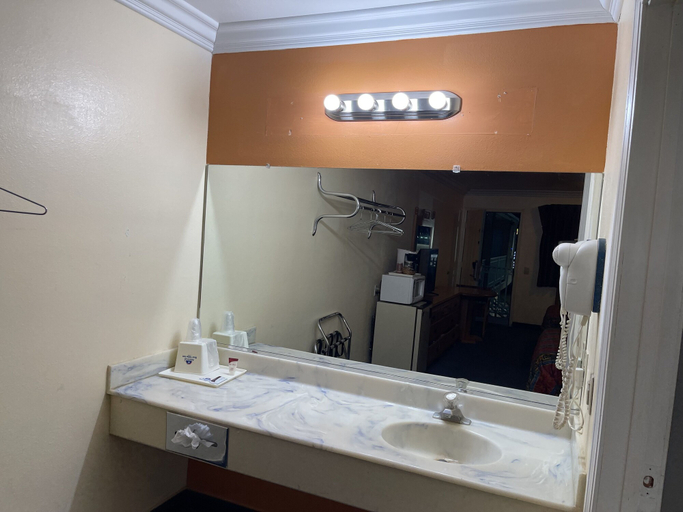 Bathroom 5, Aerospace Inn, Kern
