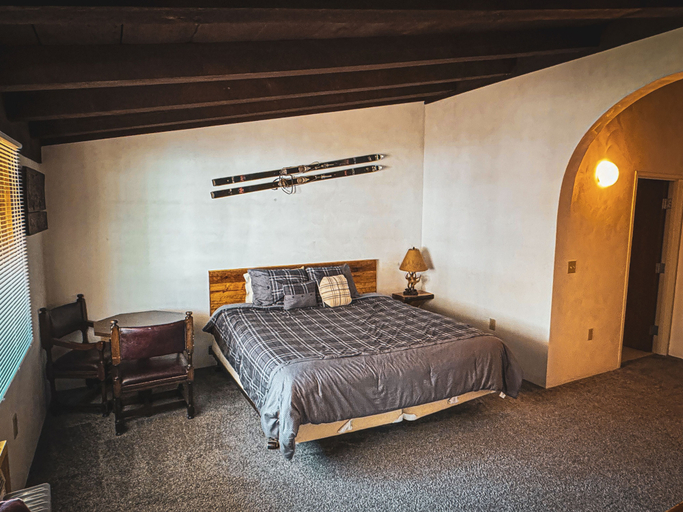 Bedroom 2, Whitecap Mountains Resort, Iron