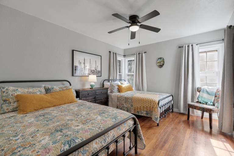 Bedroom 3, Modern Farmhouse With Hottub Fire Pit & Games!, Gillespie