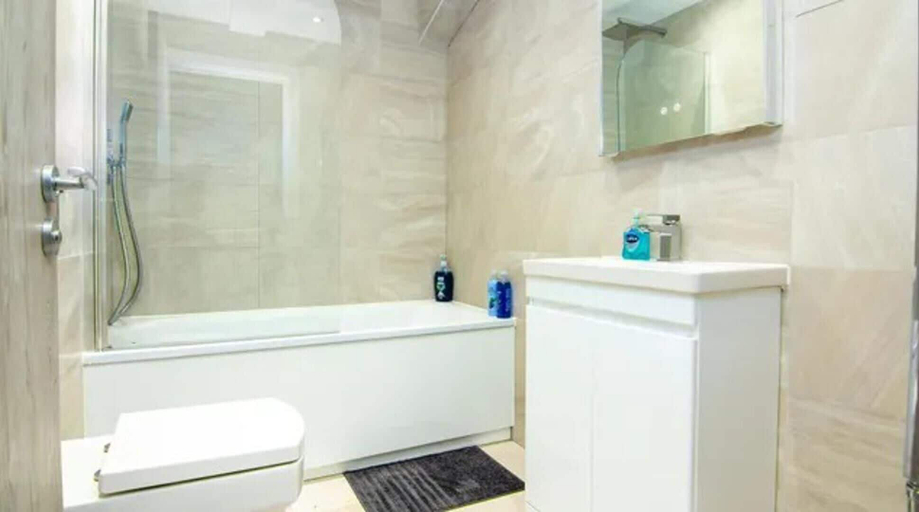 Bathroom, City Studio - 3 Sleeps, London