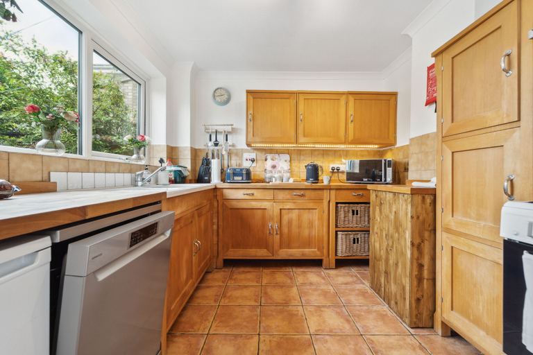 Private kitchen 2, Spacious Home - Sleeps 10 - Free Parking - Pets, Hertfordshire