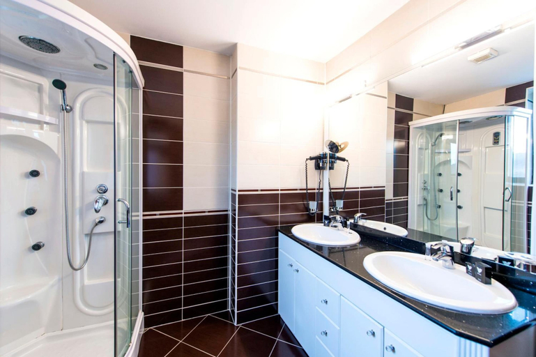 Bathroom 5, Business Hotel Conference Center & Spa, Targu Mures