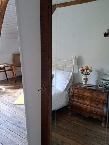 Bedroom 2, Chez Nous, Vienne