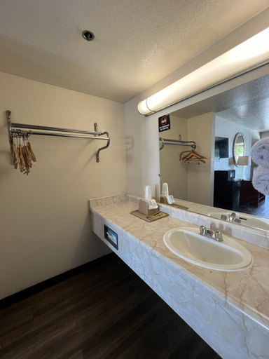Bathroom 4, Fresno Inn, Fresno