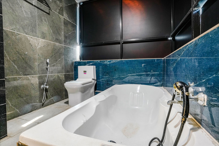 Bathroom 3, Fabhotel Prime Dumas, Surat