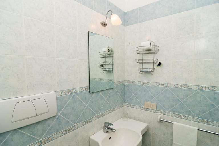 Bathroom 5, Giardini di iside e osiride, Napoli