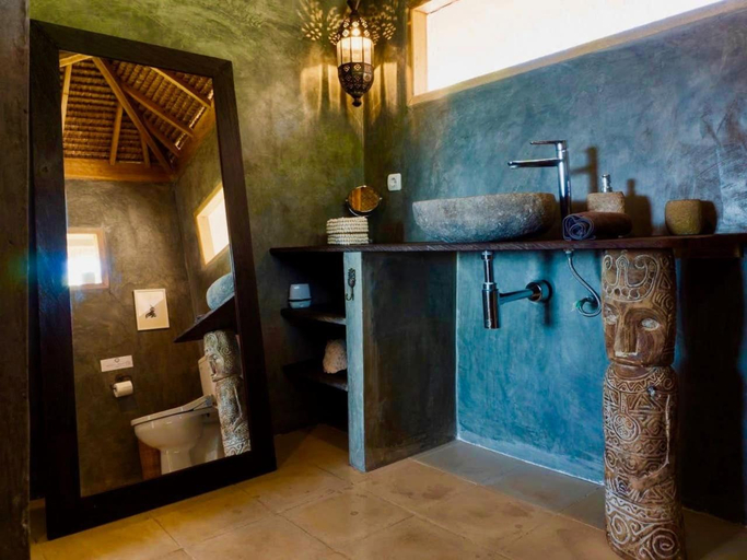 Bathroom, Serenity Luxurious Beachfront Villa & Spa with private Infinity Pool, 8 Guests, Lombok
