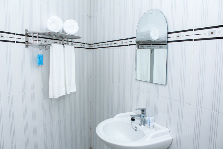 Bathroom 3, Excelsis Garden Hotel Kampala, Kampala