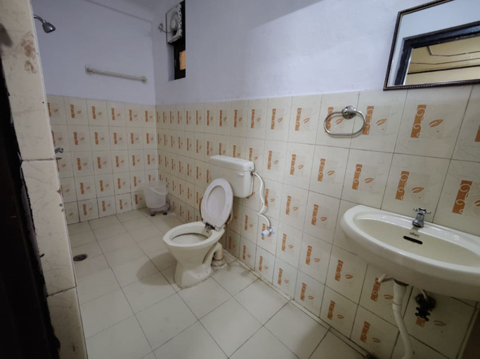 Bathroom 3, Goroomgo Mks Inn Bhubaneswar, Cuttack