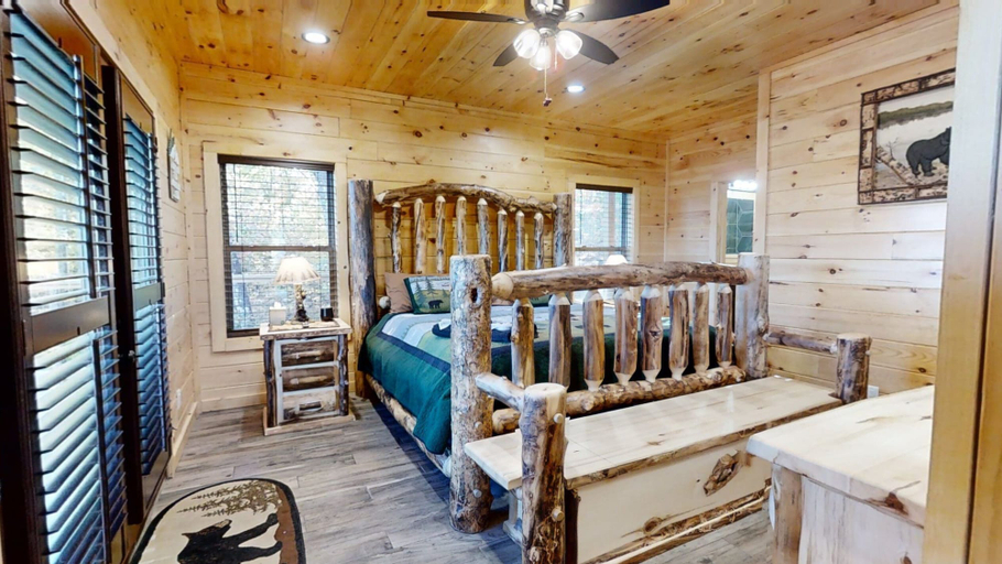 Bedroom 2, Lazy Bear Lodge, Blount