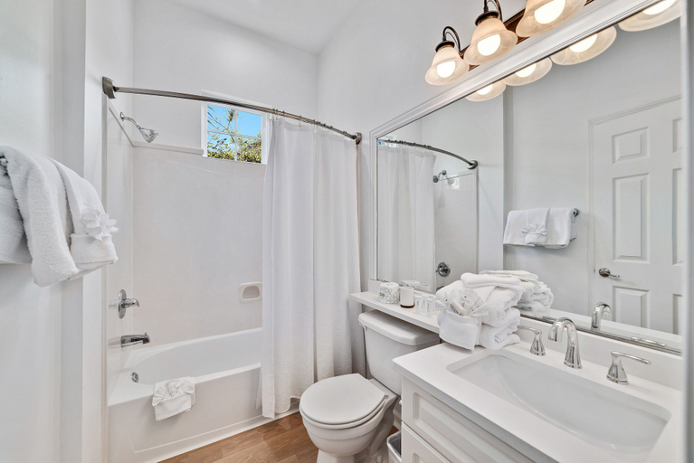 Bathroom 3, The Sip at Sea, Baldwin
