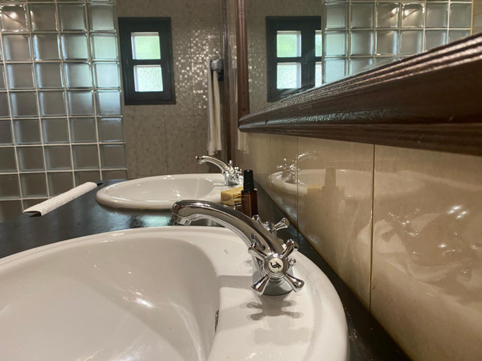 Bathroom 3, Roca Vale Prazeres, Lobata