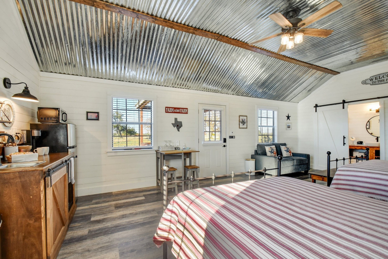 Bedroom 3, The Meadow-hill Country Sunset Views!, Gillespie