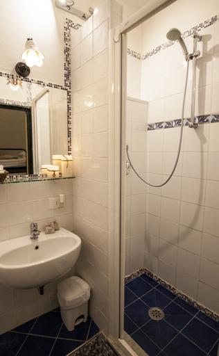Bathroom 3, La Colonna ( Historic Center ), Lucca