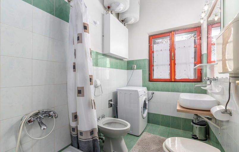 Bathroom 3, House Peresiji, Svetvinčenat