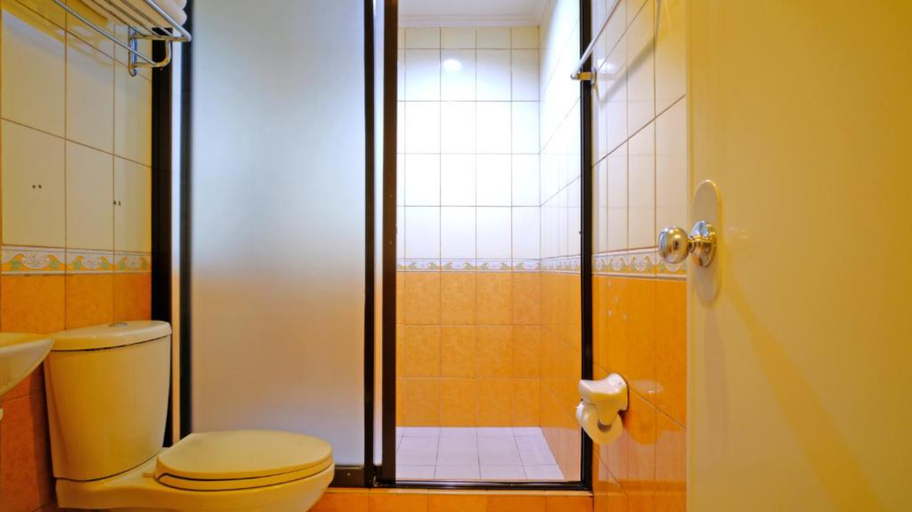 Bathroom 5, Boracay Holiday Resort, Malay