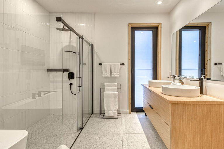 Bathroom 3, Snohaus Chalets, Les Laurentides