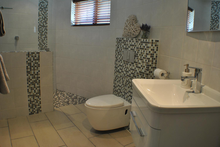 Bathroom 2, Roundhouse Guesthouse, Cape Winelands