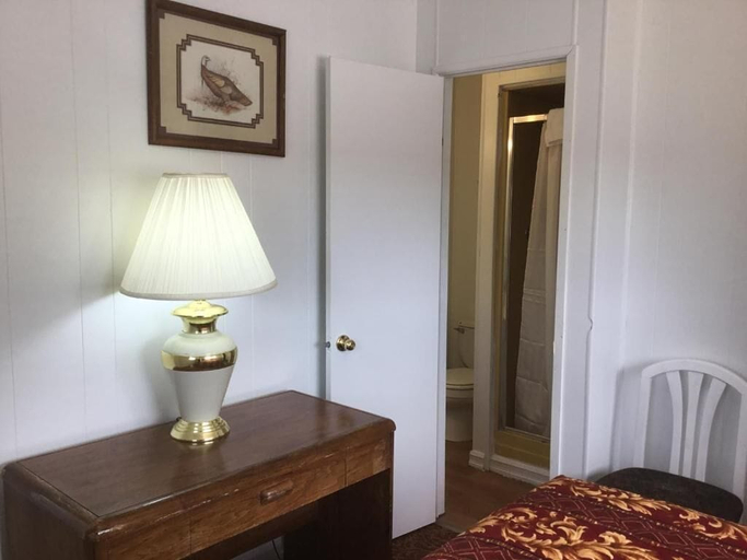 Bedroom 3, Ski's Western Motel, Cascade