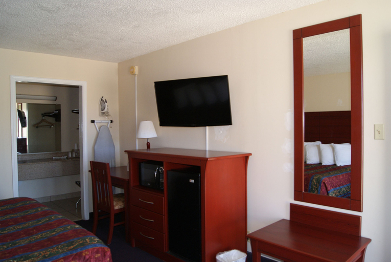 Bedroom 5, Red Carpet Inn, Adams