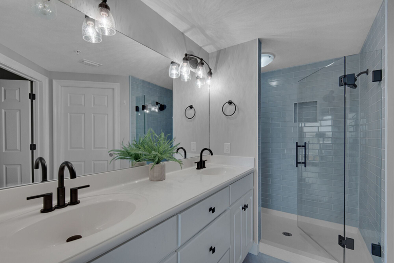 Bathroom 4, Treasure Island 0802, Bay