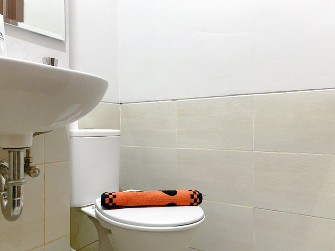 Bathroom 5, Restful and Well Designed Studio Transpark Juanda Bekasi Timur Apartment By Travelio, Bekasi