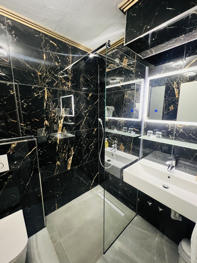 Bathroom 16