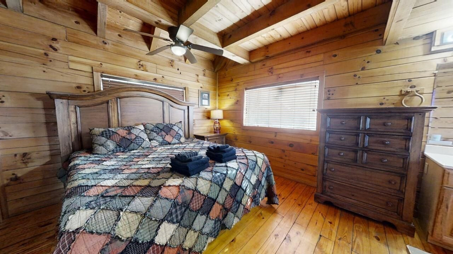 Bedroom 2, Hunter's Hideaway, Blount