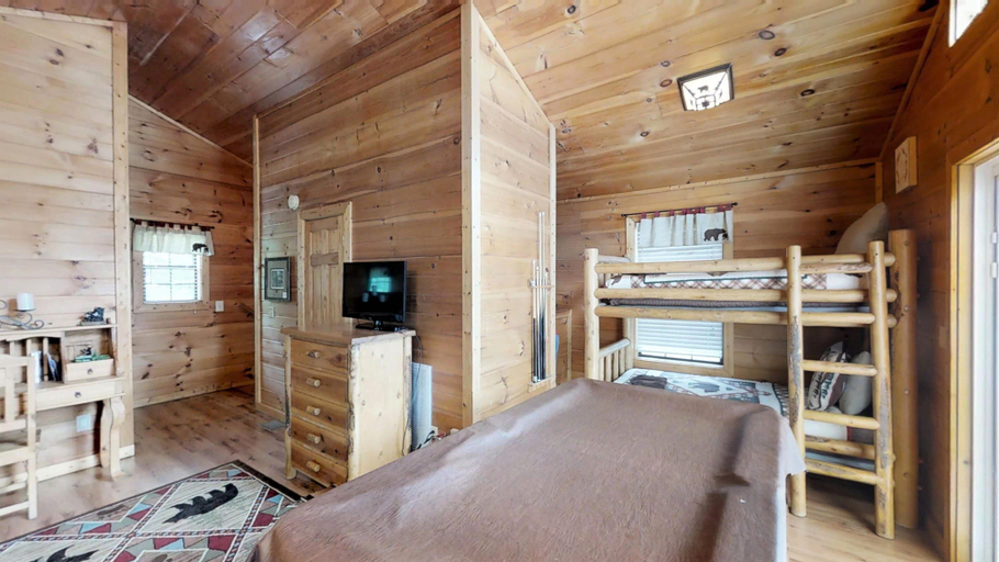 Bedroom 3, Paw Prints, Sevier