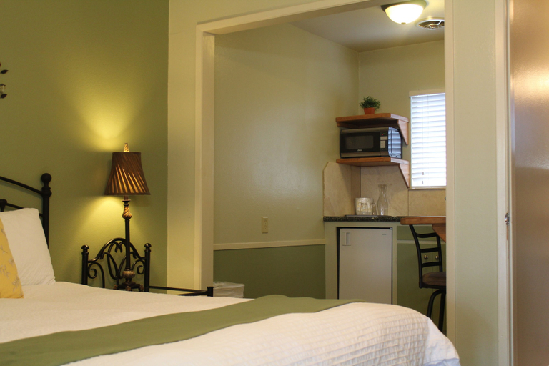 Bedroom 2, El Rancho Motel, Inyo