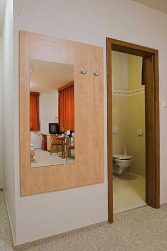Bathroom, Volgyikut Haz, Veszprém