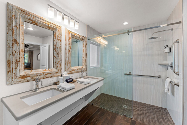 Bathroom 3, The Melvin, Gillespie
