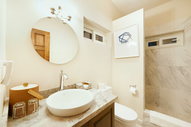 Bathroom 5, Ray Caye Private Island Resort