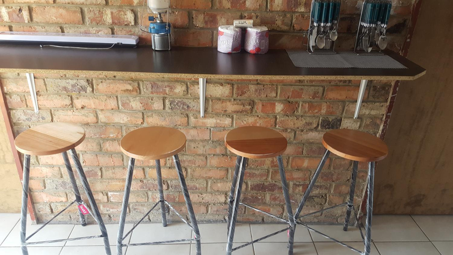 Food & Drinks, House, Cottage and Contractors Manor, Sedibeng