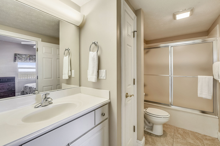 Bathroom 4, Treasure Island 2103, Bay