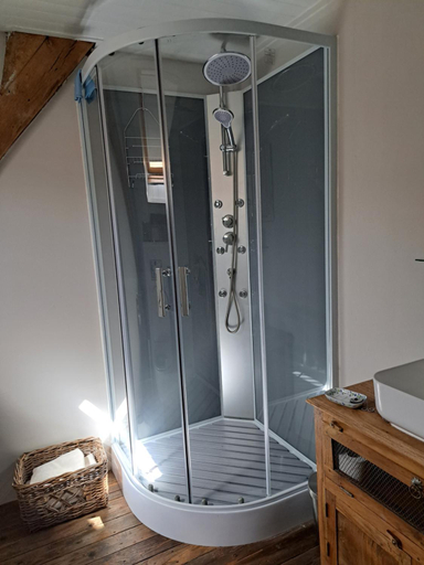 Bathroom 5, Chez Nous, Vienne