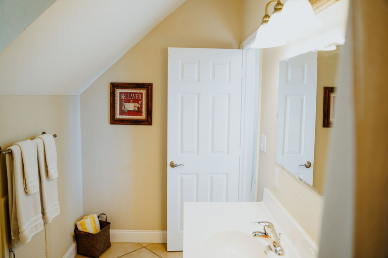 Bathroom 5, Shangri-La Boutique Bed & Breakfast
